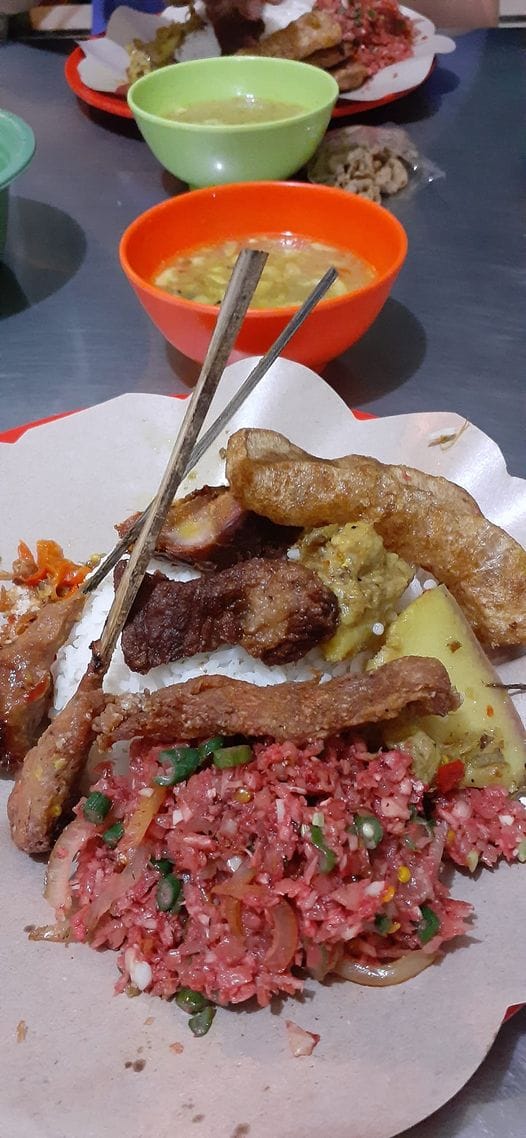 Nasi Lawar Man Room ; Lawar Legend di Sukawati, Ada Sate Kabet