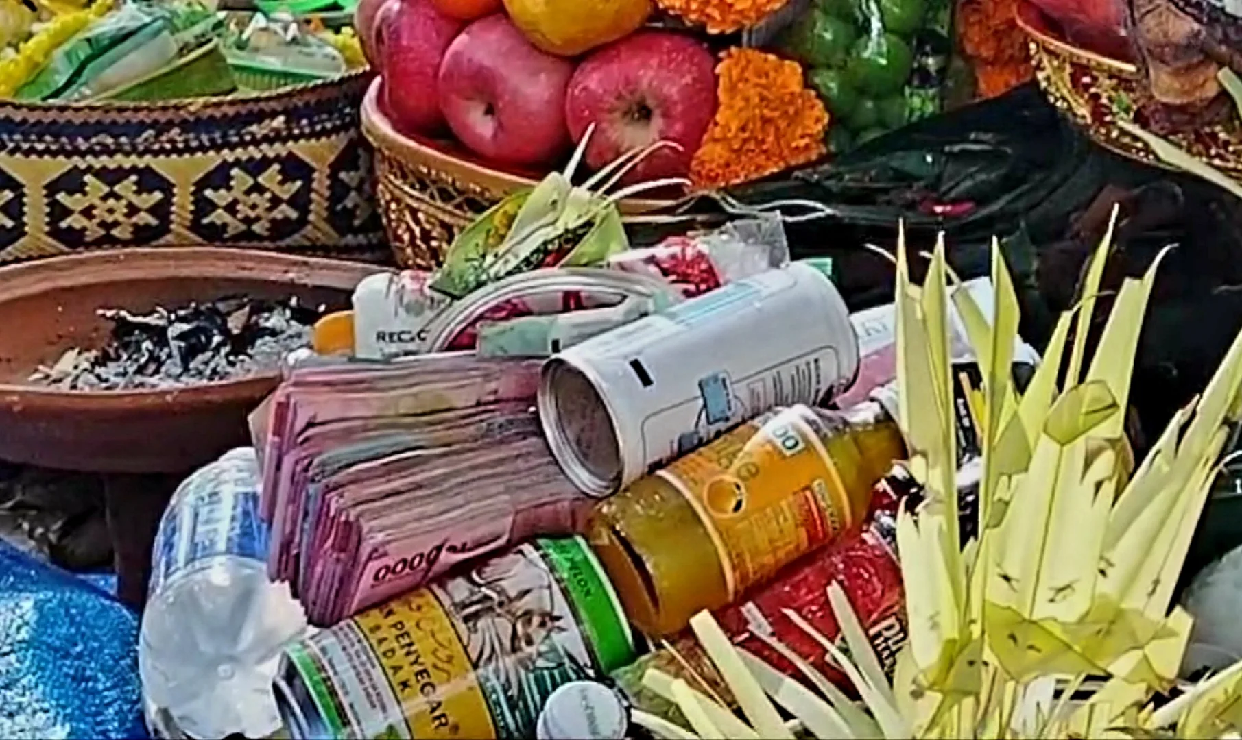 Tradisi Ngasa di Bukian, Gianyar, Haturkan Sesajen Lengkap Uang, Perhiasan Hingga Sertifikat Tanah