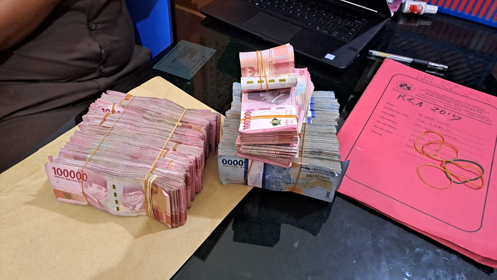 Kejari Geledah SMK Negeri 1 Klungkung, Sita Uang Rp 182, 5 Juta Lebih dan Ratusan Ijasah