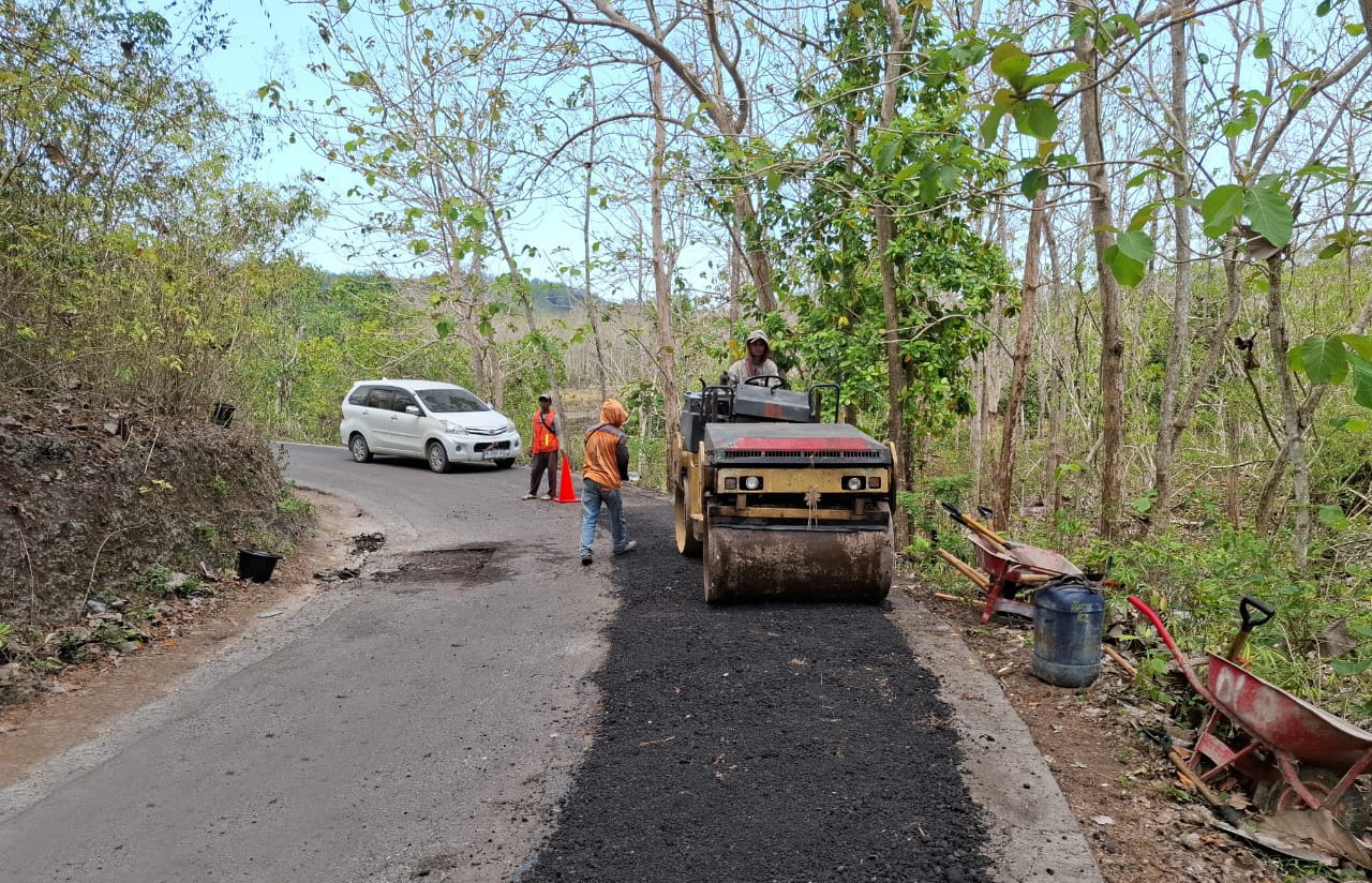 Mendesak Karena Rusak Berat, Pemkab Klungkung Tambal Sulam Jalan di Nusa Penida, Pasca Dana Inpres Rp 56 Miliar Gagal