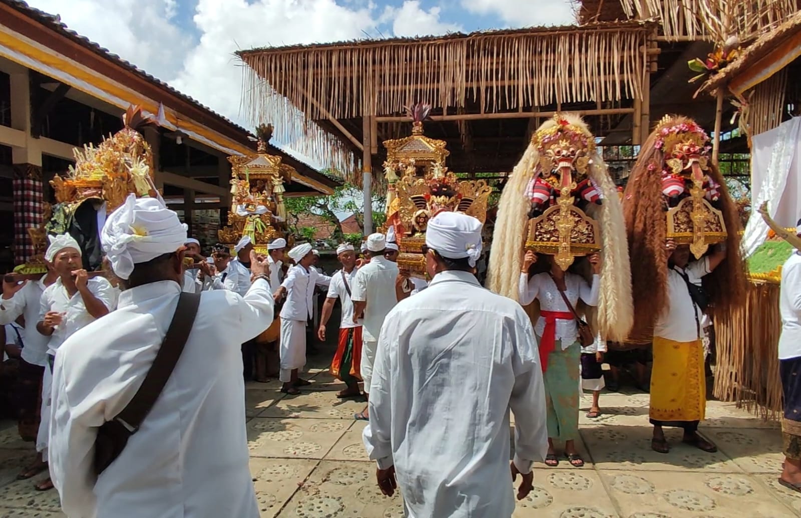 Semangat Krama Ikuti Karya Agung Ngenteg Linggih, di Pura Desa lan Puseh Desa Adat Silungan, Ubud