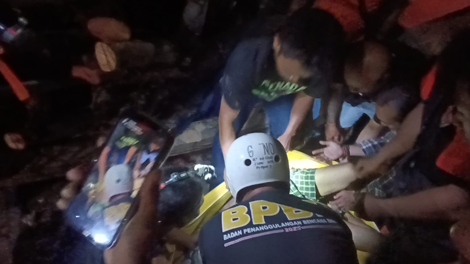 Nahas, Asik Makan Lalapan 7 Orang Tertimpa Pohon Santen, 1 Tewas 3 Terluka