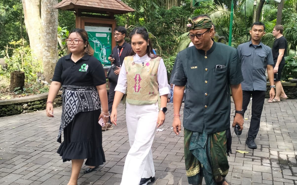 Wamenparekraf Niluh Puspa Kunjungi Obyek Wisata Monkey Forest Ubud