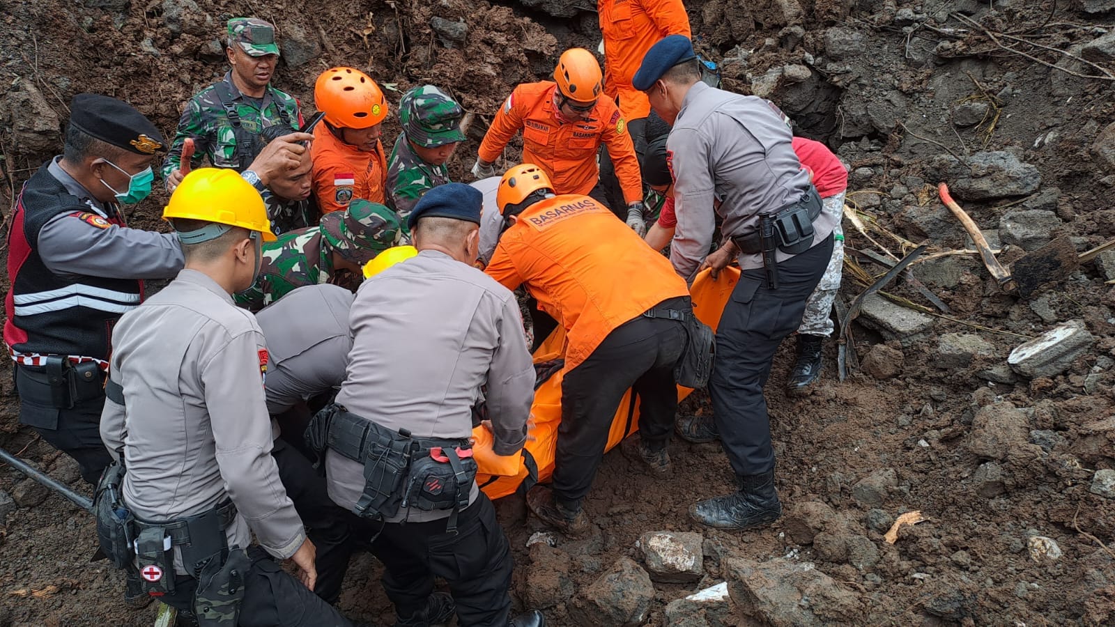 5 Tewas 3 Terluka Korban Longsor di Jalan Ken Dedes Denpasar