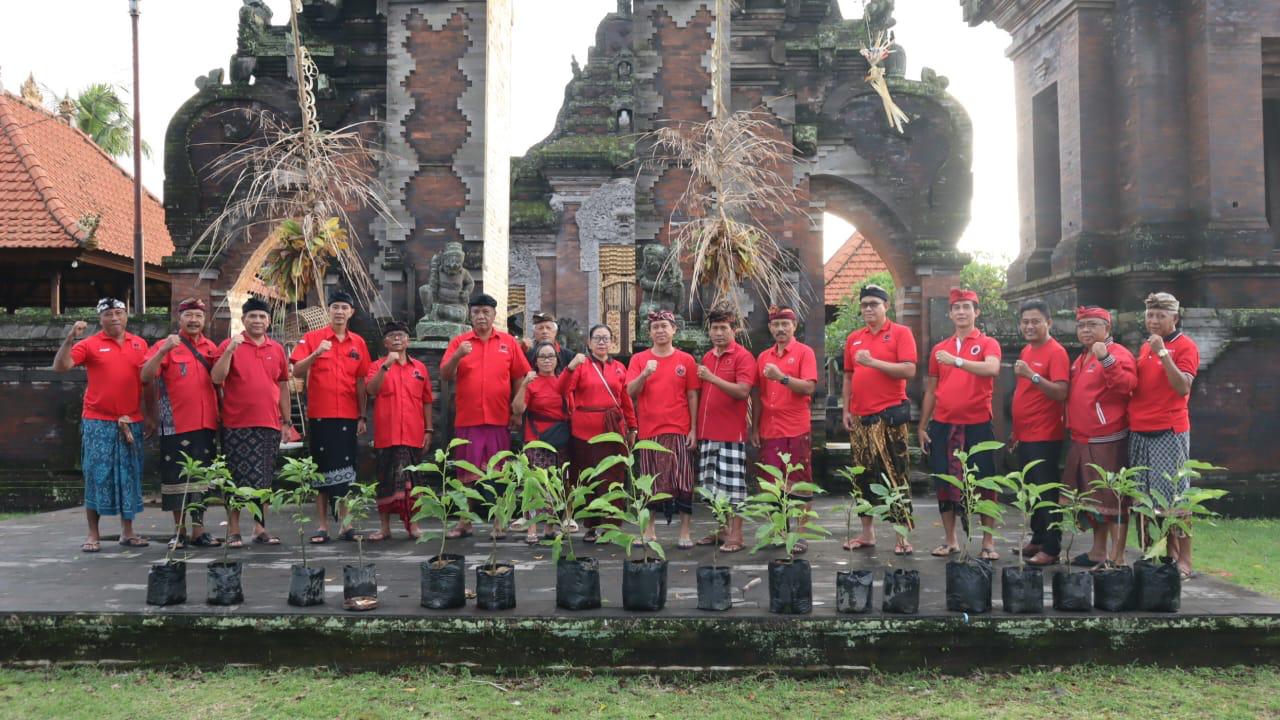 Sederhana Perayakan HUT KE – 78 Megawati Soekarnoputri, DPC PDI Perjuangan Klungkung Tanam Bunga Cempaka