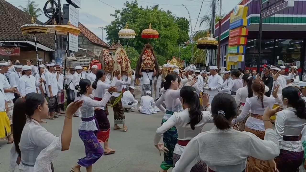Mengikuti Prosesi Ngadegang Paneduh Jagat, Ciptakan Keteduhan di Nusa Penida