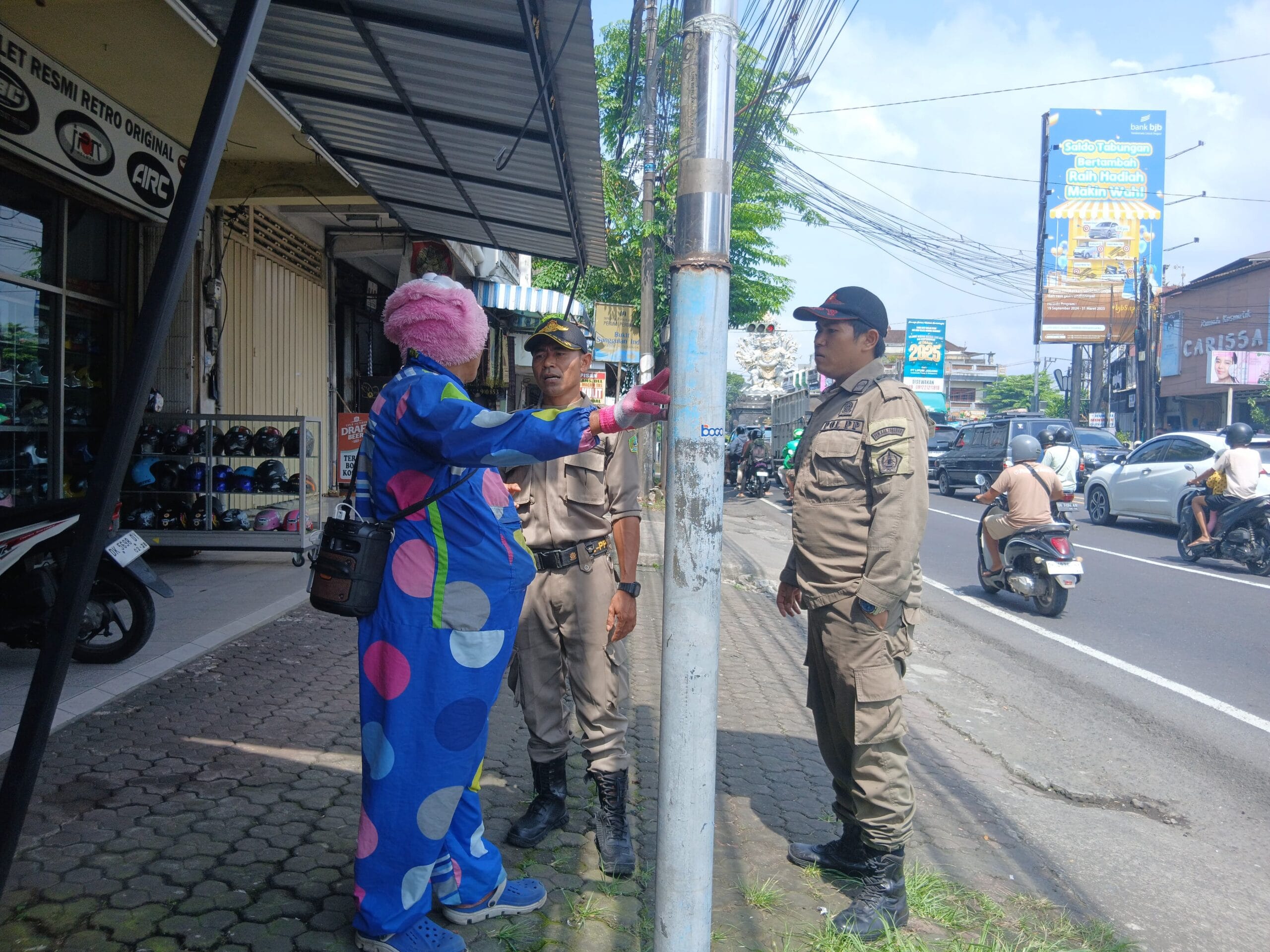 Pengamen Banyak di Tabanan, Satpol PP Tindak Badut – Punk