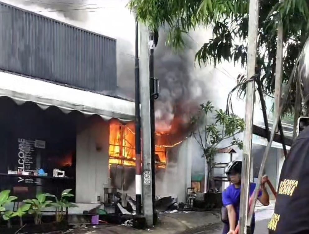 Lupa Matikan Kompor, Resto Burger di Klungkung Ludes Terbakar