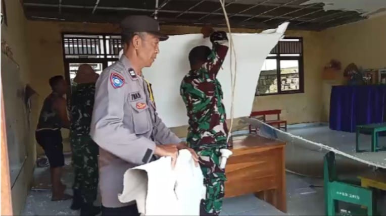 Polsek Klungkung bersama Koramil Klungkung Bersihkan Puing Plafon Jebol di TK Semarapura Tengah