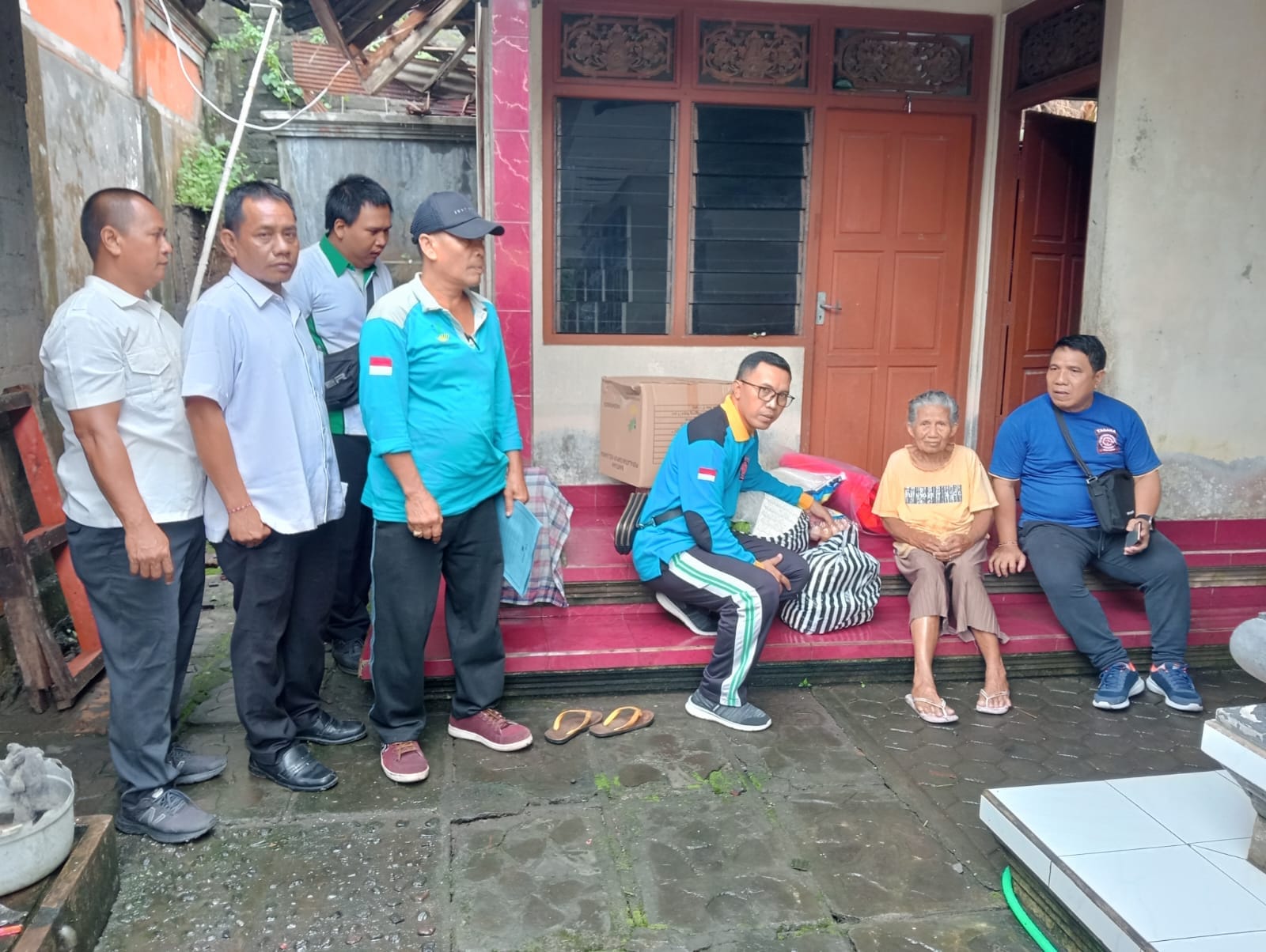 Dinsos Berikan Sembako Kepada Korban Longsor di Pikat dan Dawan, Santunan Diajukan ke Kemensos