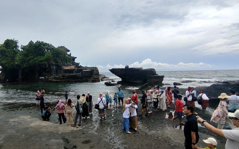 Wisatawan Banjiri DTW Tanah Lot Saat Libur Panjang