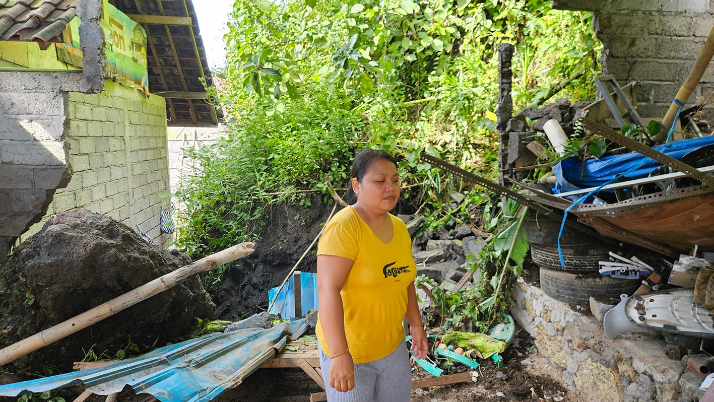 Batu Mengelinding Dari Bukit Timpa Rumah, 8 Warga Mengungsi