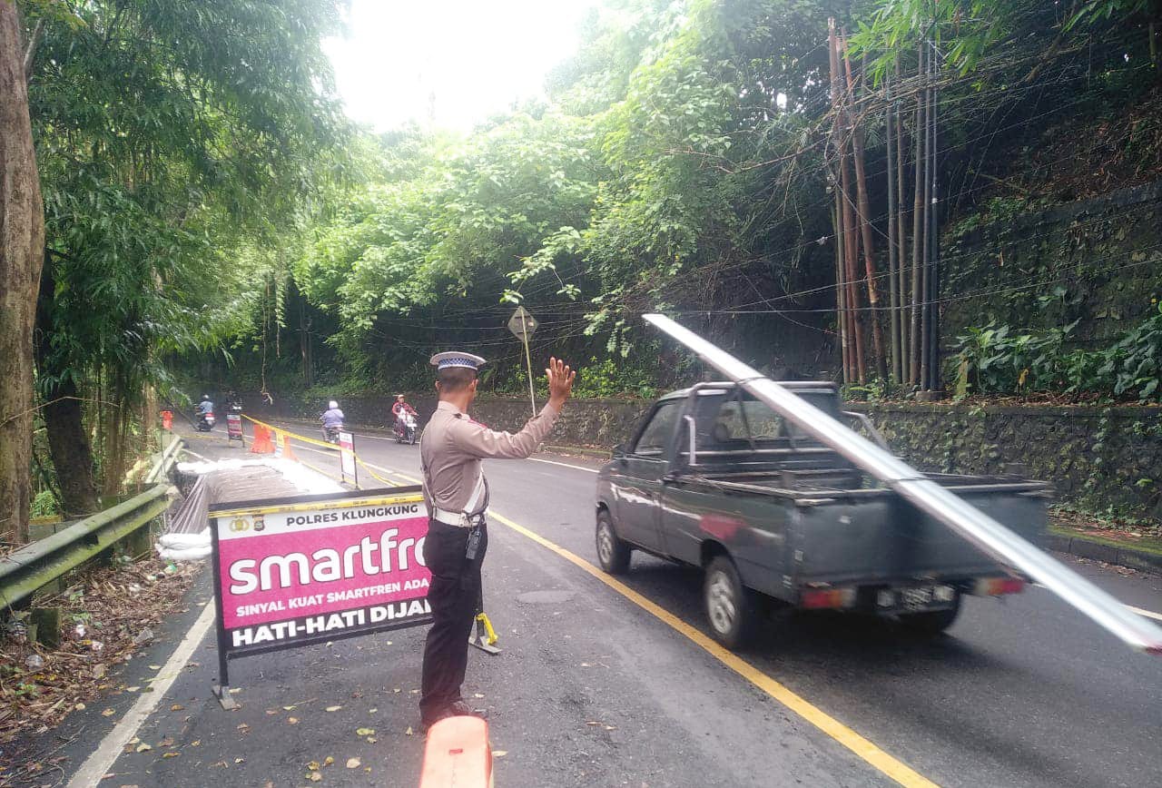 Pengendara Ngeri Melintas  di Jalan Nasional yang Longsor di Umasalakan, Banjarangkan Klungkung