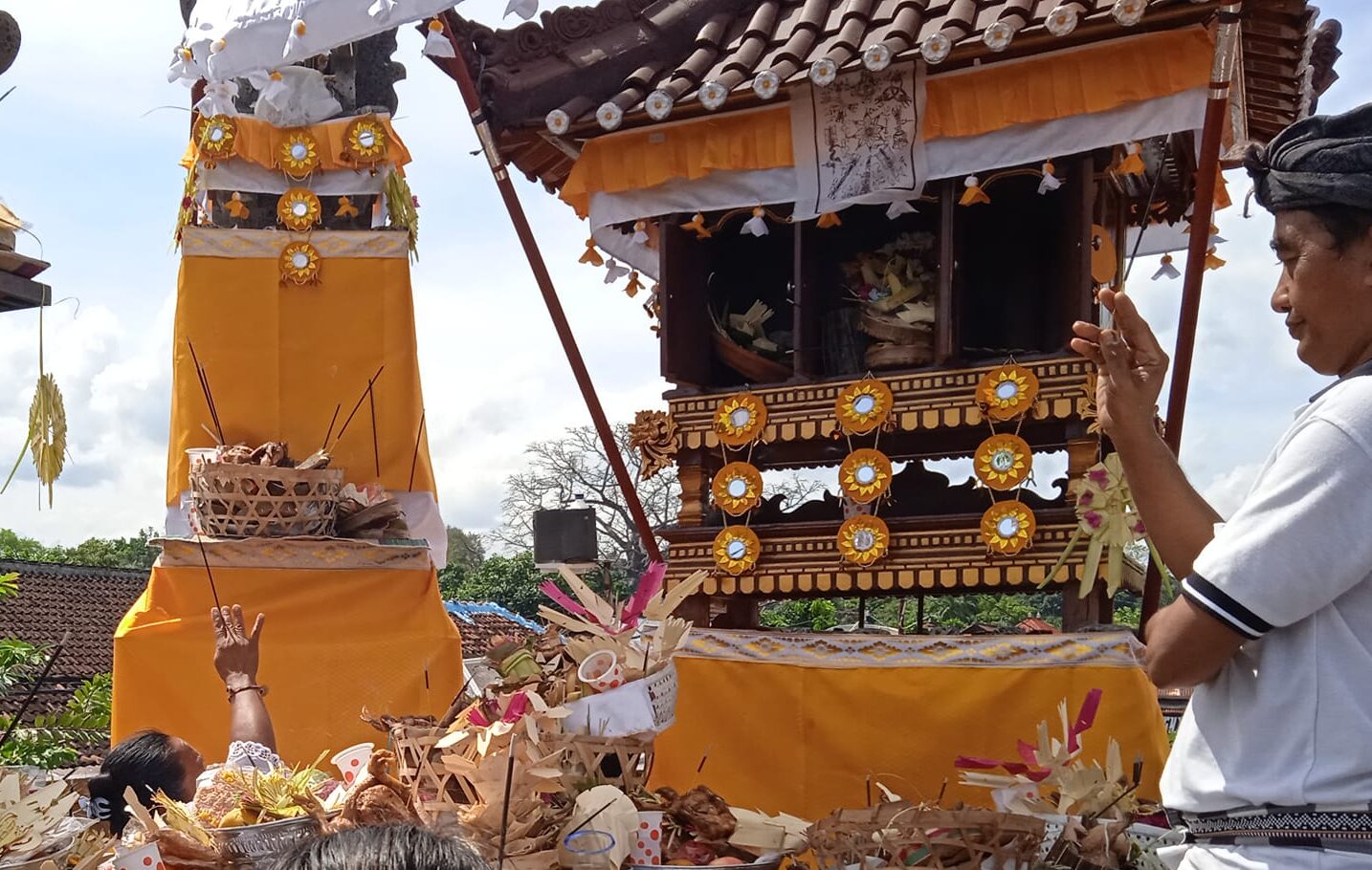 Redite Umanis Ukir, Pemujaan Bhatara Hyang Guru di Sanggah Kemulan