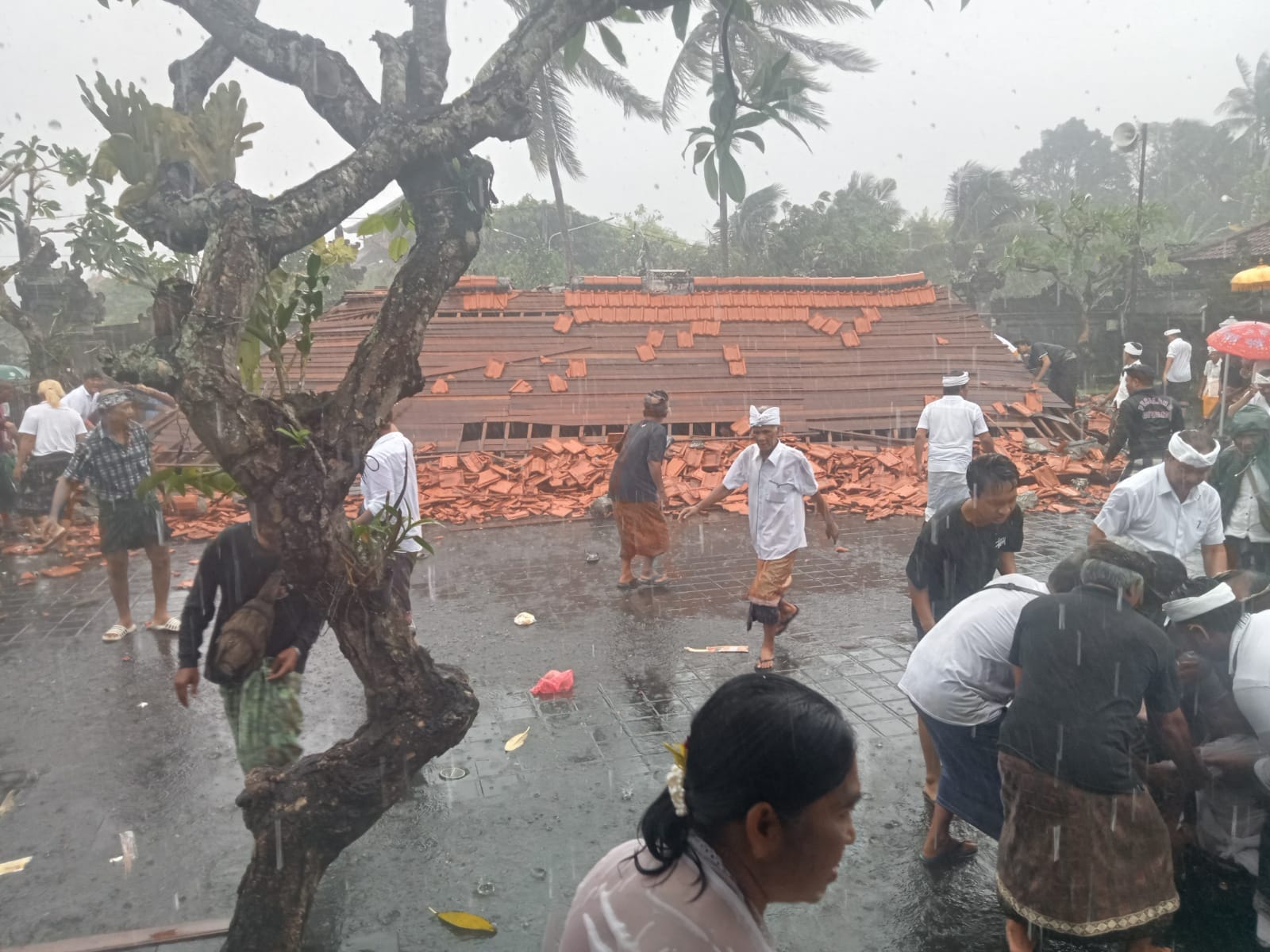 Angin Puting Beliung Robohkan Balai Pesandekan Pura Dalem Desa Adat Guwang, 7 Orang Luka-luka