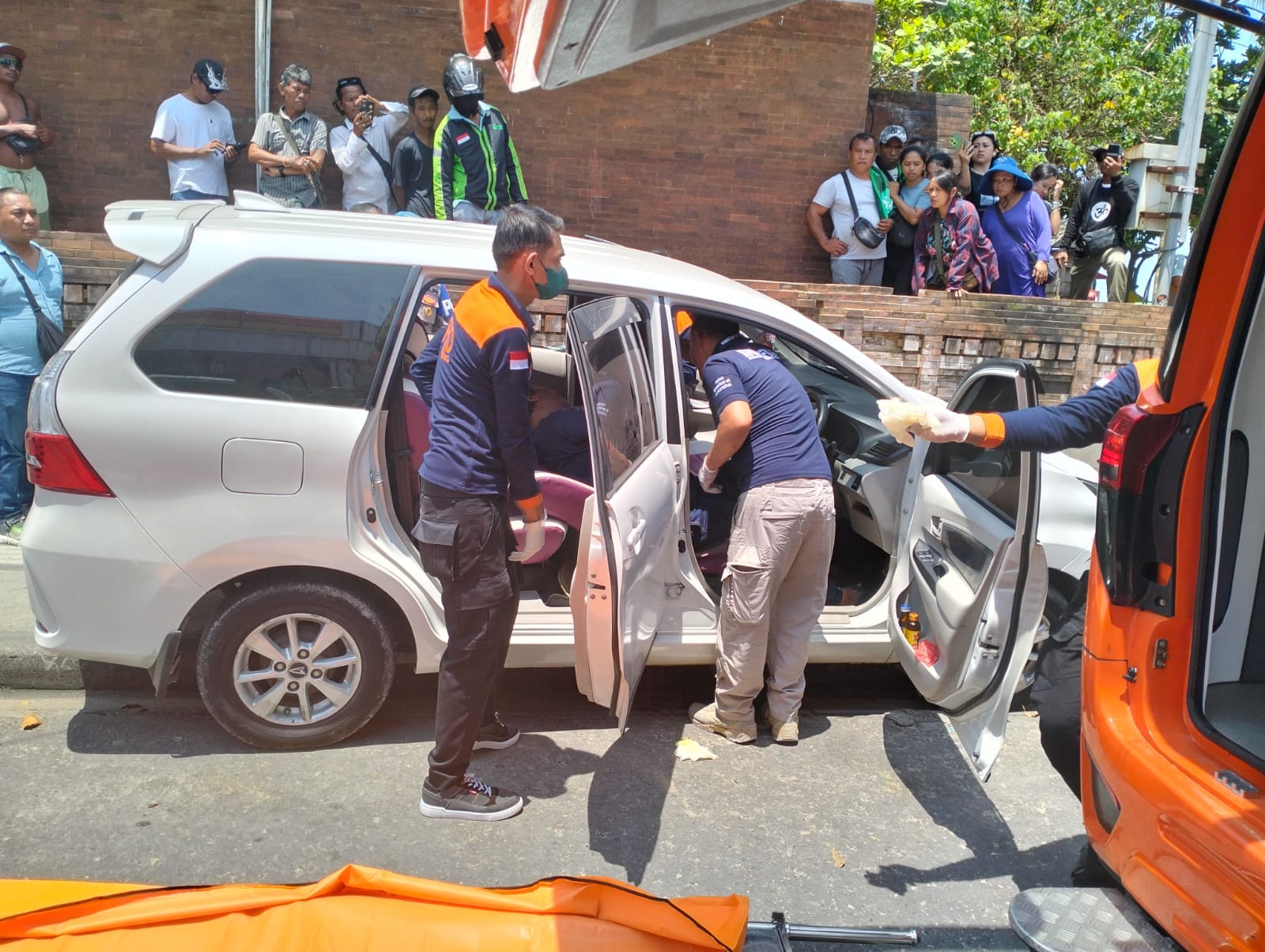 Heboh, Mobil Parkir di Trotoar Pantai Kuta, Supir Ditemukan Meninggal Dunia