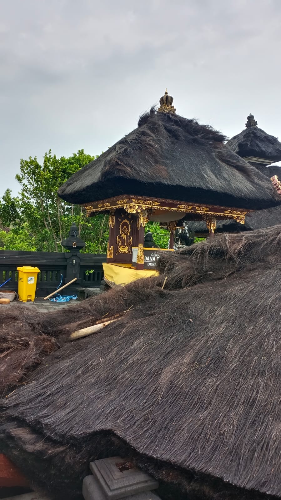 Diterjang Angin Kencang, Bale Seke Nem Pura Luhur Tanah Lot Roboh