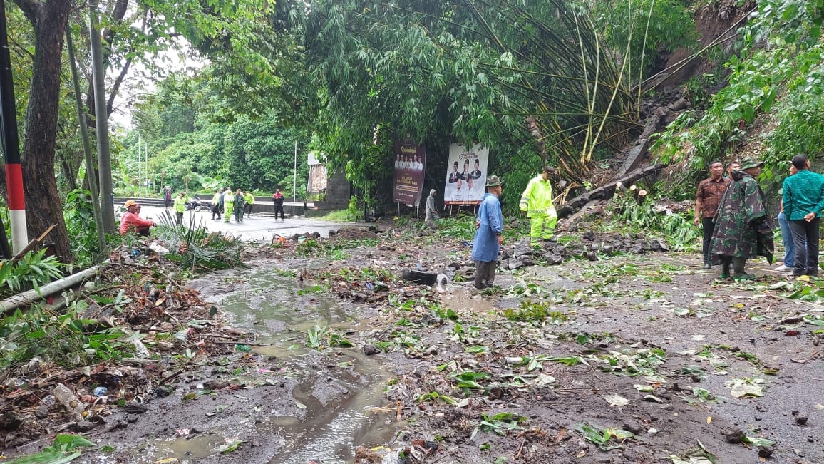 Tebing di Perbatasan Klungkung – Gianyar Kembali Longsor, Arus Lalu Lintas Dialihkan ke Bypas Ida Bagus Mantra
