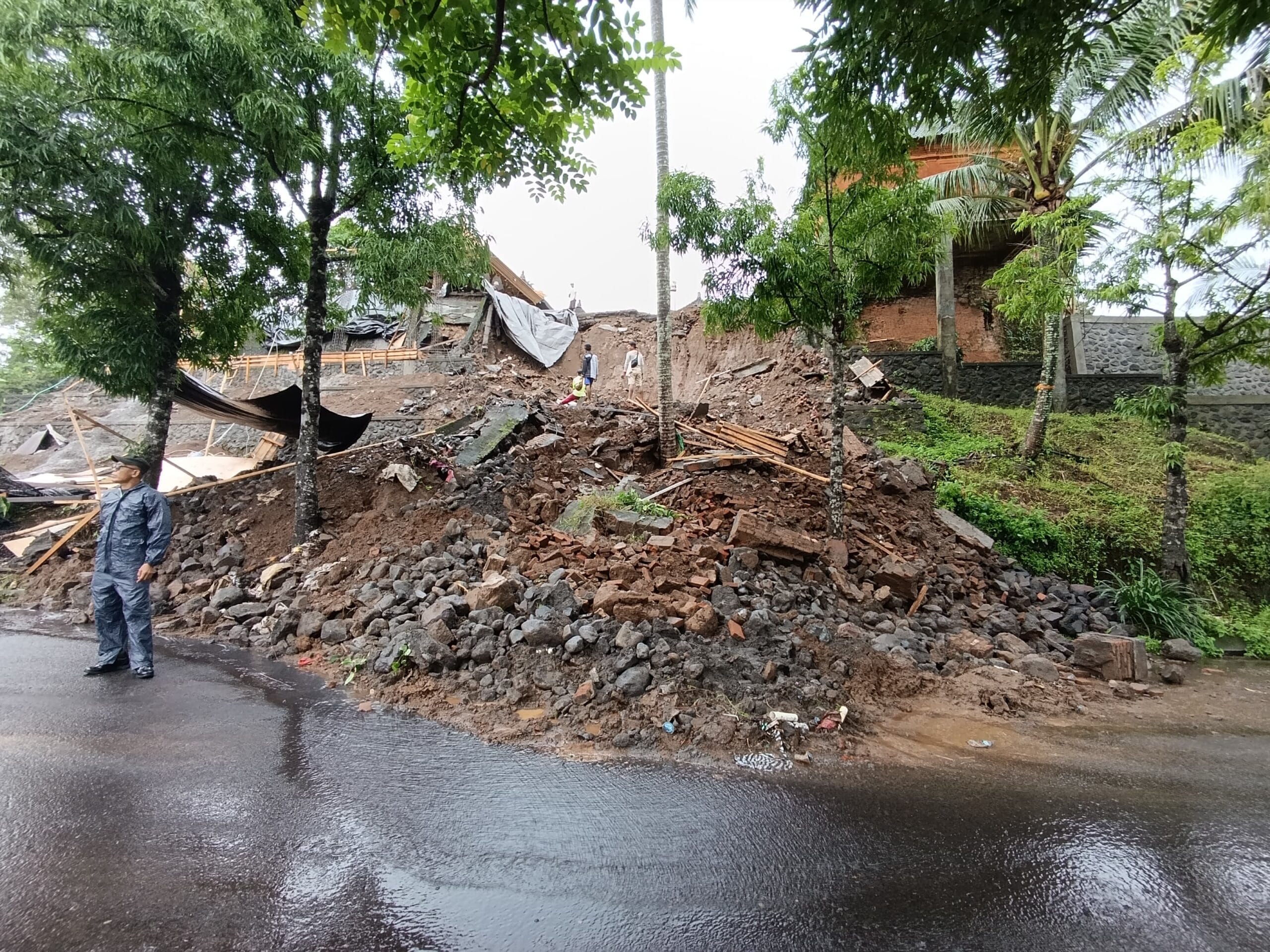 Senderan Pura Bukit Telaga Sidan Gianyar Jebol, Ruas Bangli – Gianyar Buka Tutup