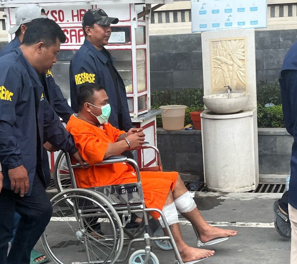 Sudah Ditangkap, Kedua Kaki Pelaku Penusukan Didor