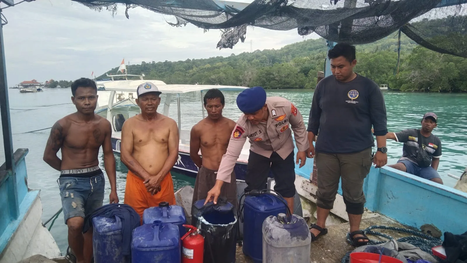 Sampan Bermuatan Barang Terbakar Diperairan Kusamba, Klungkung Saat ABK Coba Hidupkan Mesin dengan Semprotkan Cairan BBM