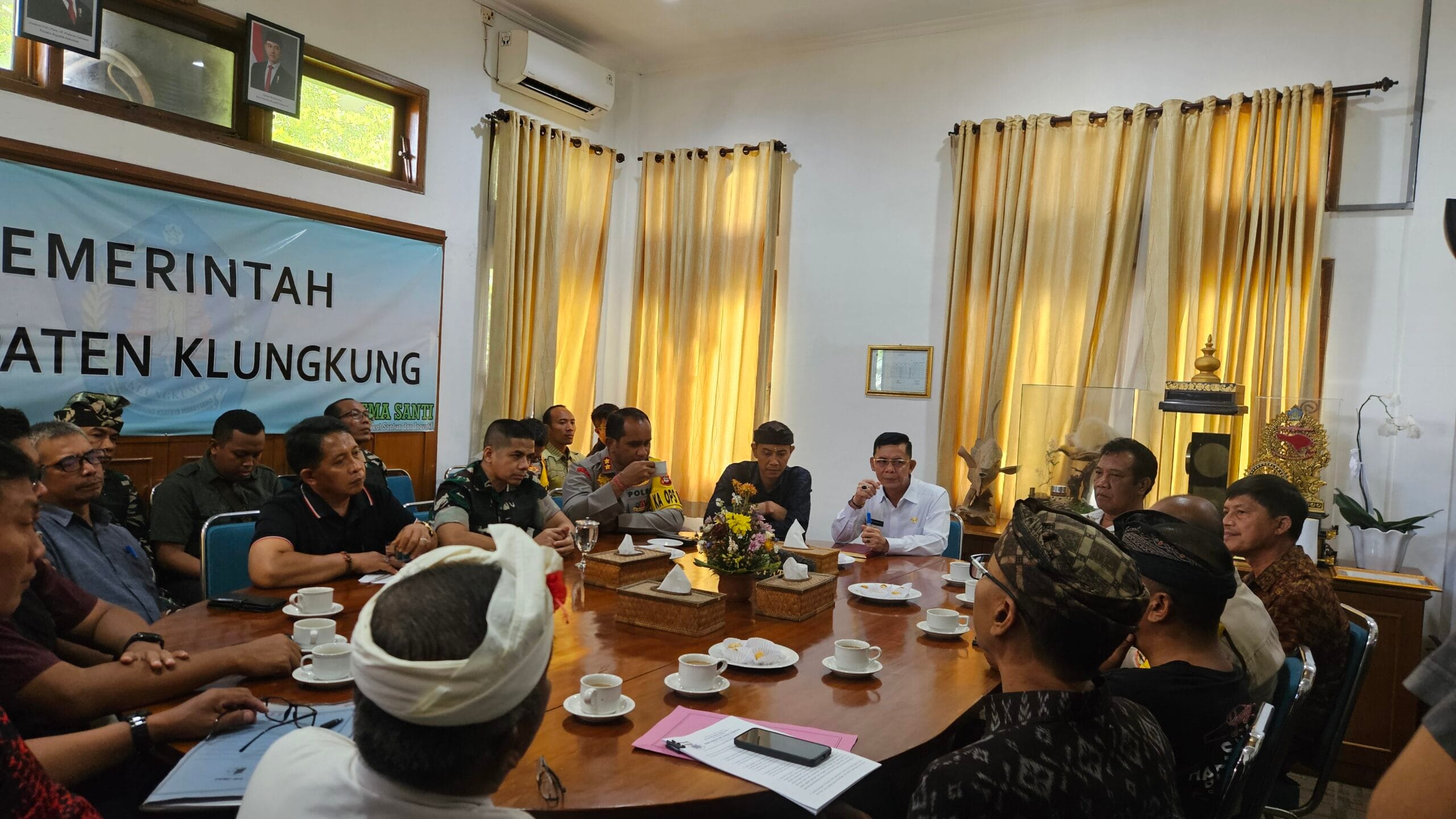 Bupati Klungkung Tegaskan Warga Kanorayang Tetap di SKB, Siapkan Solusi Jangka Panjang