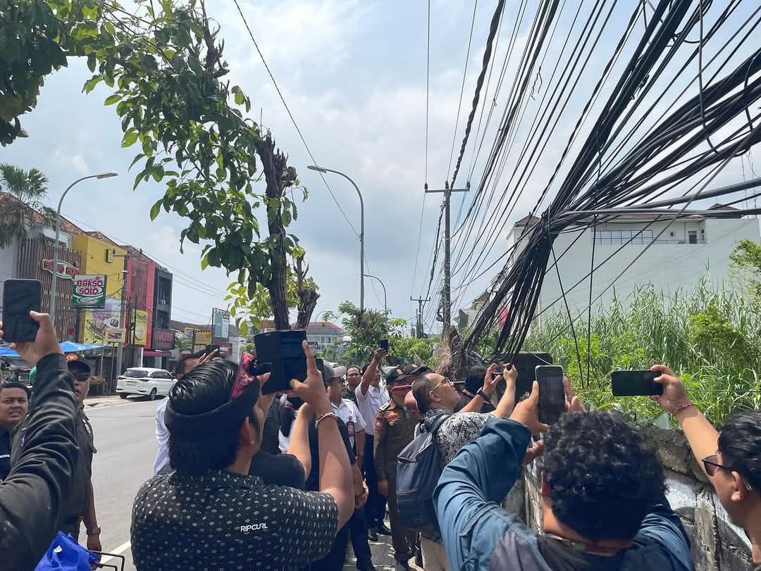 Badung Berani Bersihkan Kabel Provider Liar Demi Ciptakan Kawasan Pariwisata yang Estetik