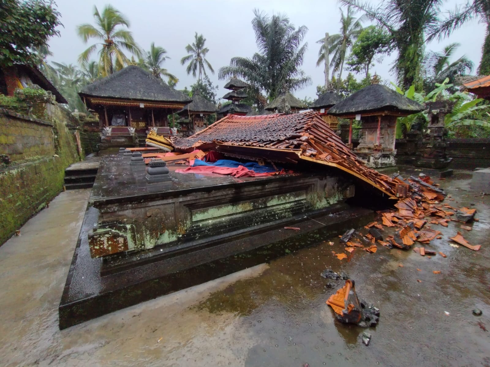 Balai Patamon di Pura Penataran Panti Pande Desa Kedisan, Gianyar, Roboh Akibat Angin Kencang