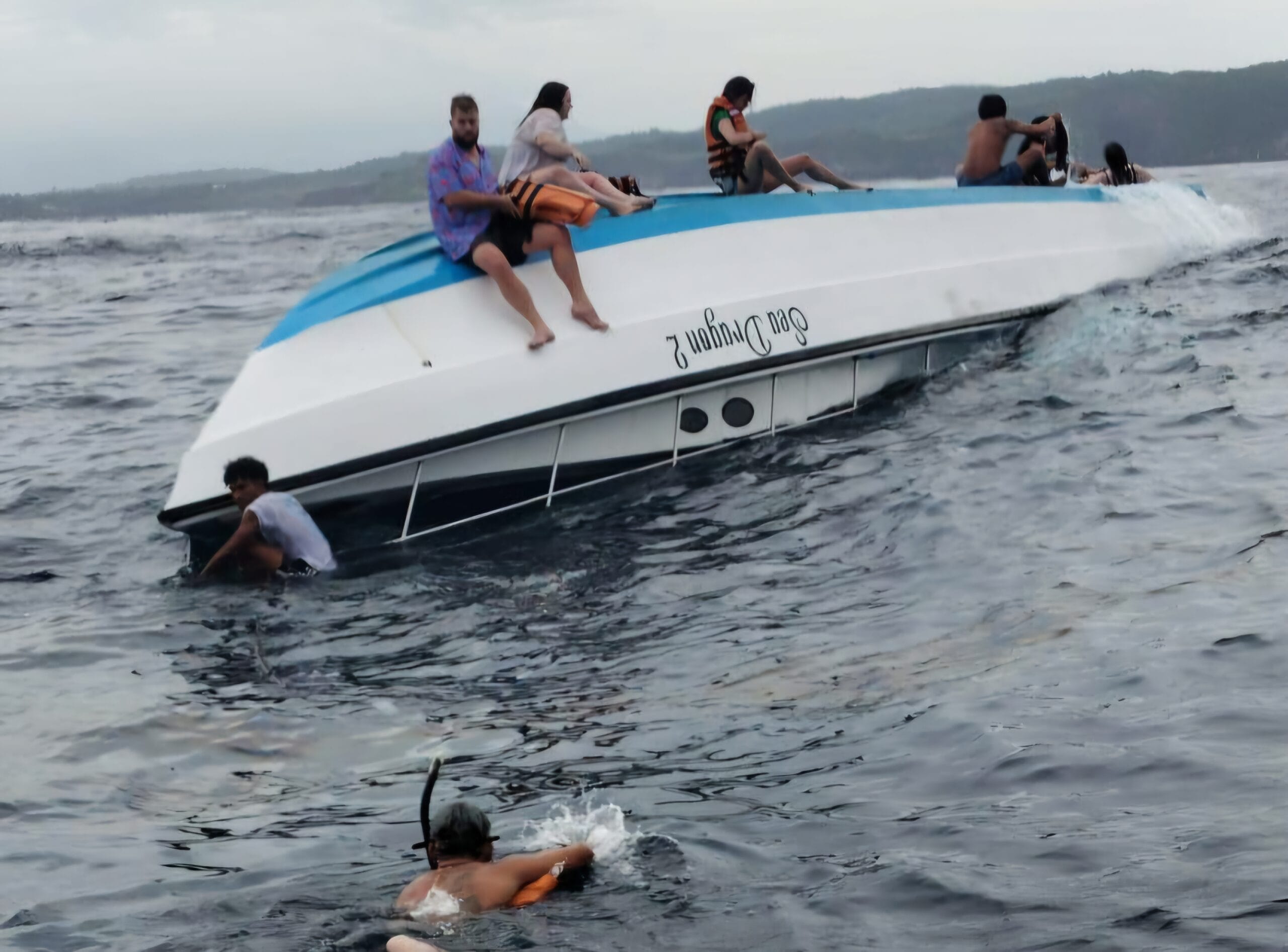 Boat Snorkeling Dihantam Gelombang, di Area Kelingking Beach 2 WNA Terluka