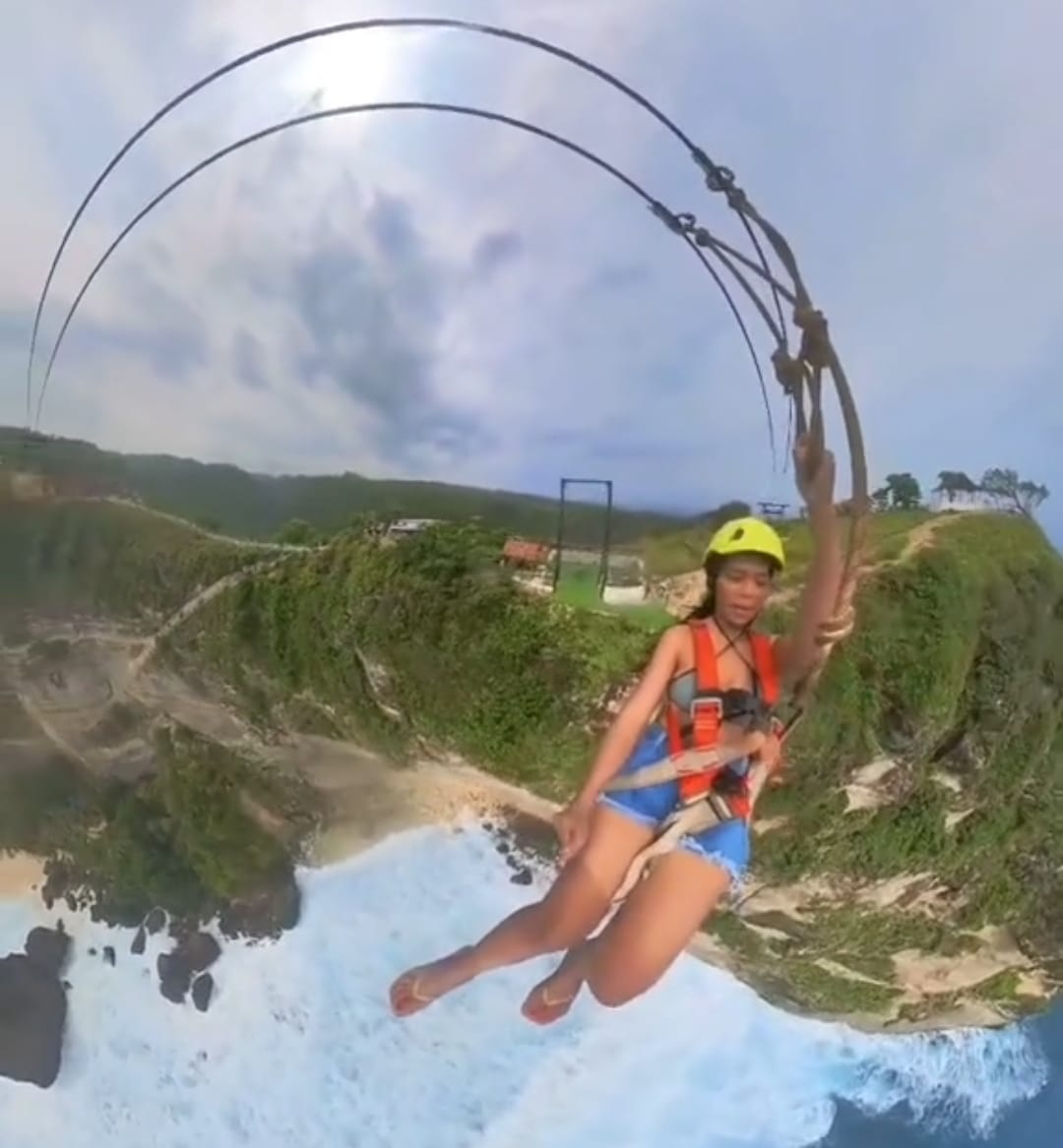 Pengalaman Luar Biasa, Main Flaying Fox di Diamond Beach Nusa Penida