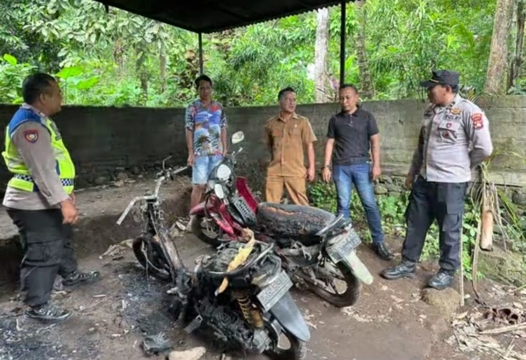 Pemuda Menangis Histeris Viral, Gegara Tiga Motornya Hangus Terbakar, Dikira Ada yang Sengaja Membakar
