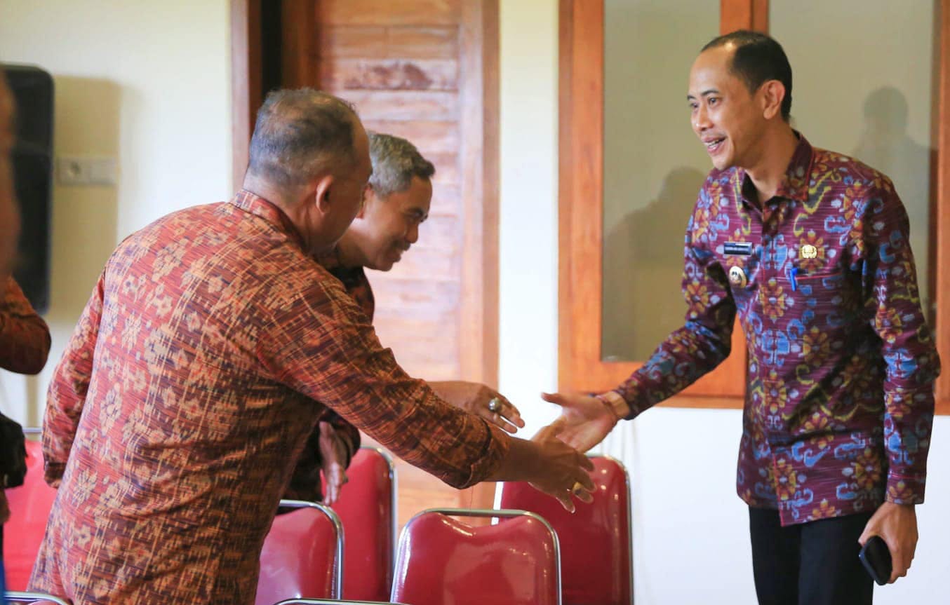 Wabup Tjok Surya Terima Audensi Forum Perbekel dan BPD, Persoalan Sampah Mencuat 