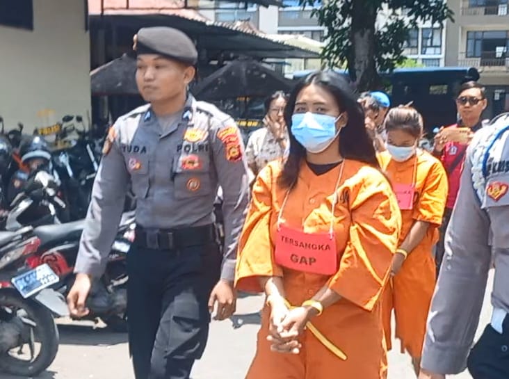 Polisi Tampilkan 2 Tersangka Perundungan di Klungkung yang Viral di Media Sosial, Ternyata Pelaku GAP Disebut Sempat Menjual Korban NYP
