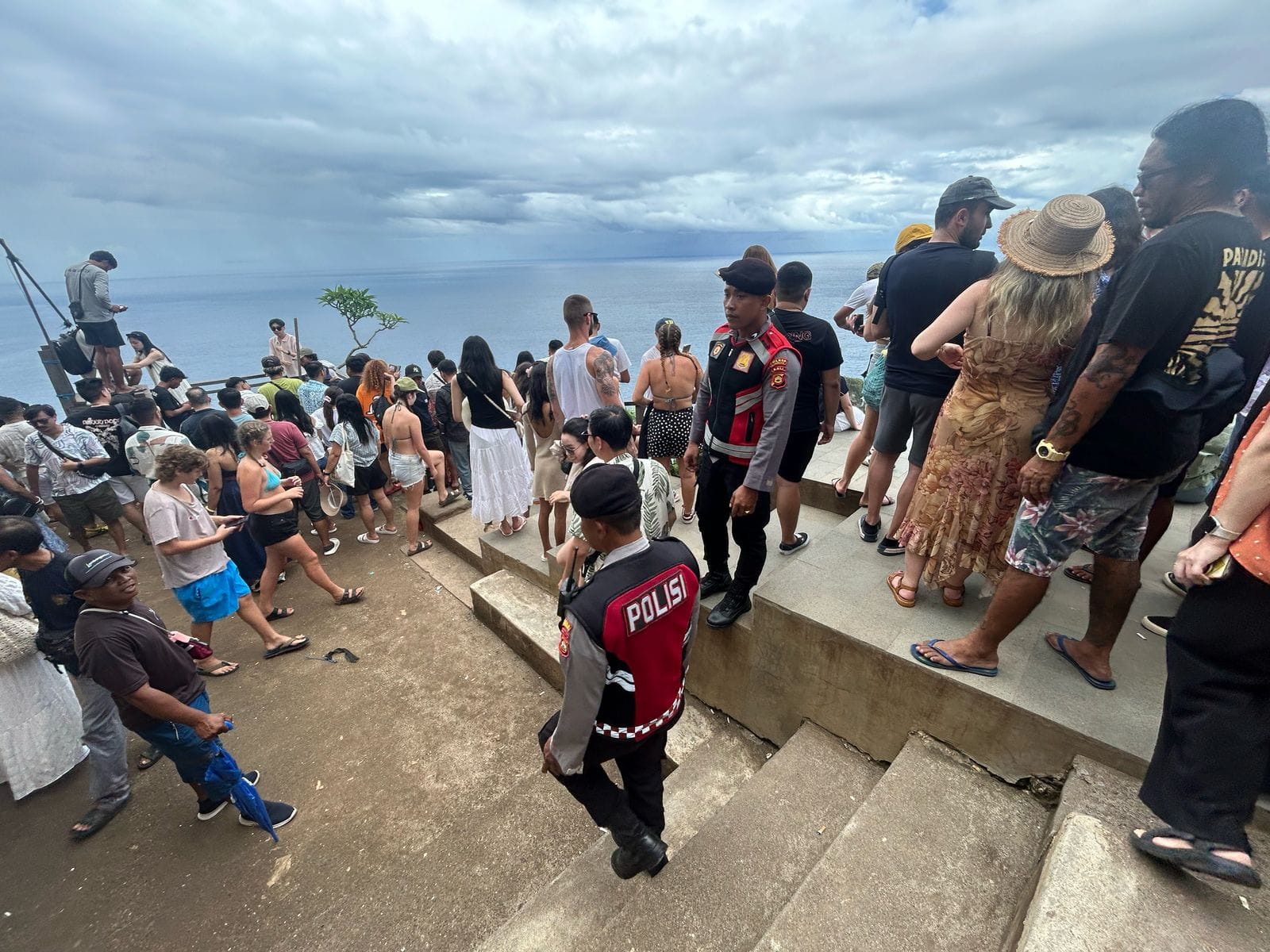 Ops Ketupat Agung 2025 Perketat Pengamanan dan Pantau Wisatawan di Pantai Klingking Nusa Penida