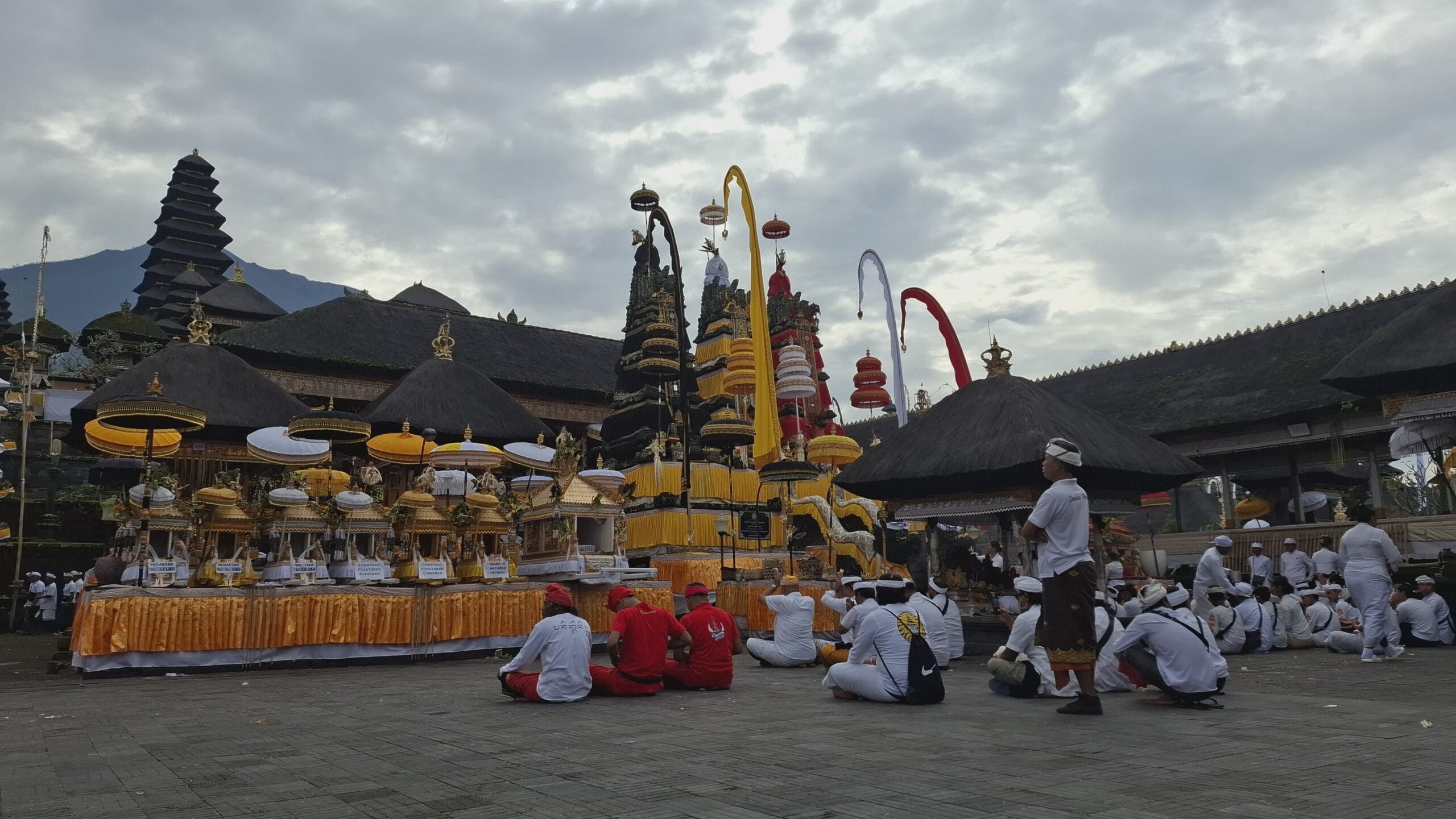 Puncak Karya Ida Bhatara Turun Kabeh 2025 di Pura Agung Besakih Dipuput 14 Sulinggih, Dihadiri Gubernur dan Pimpinan Daerah se-Bali