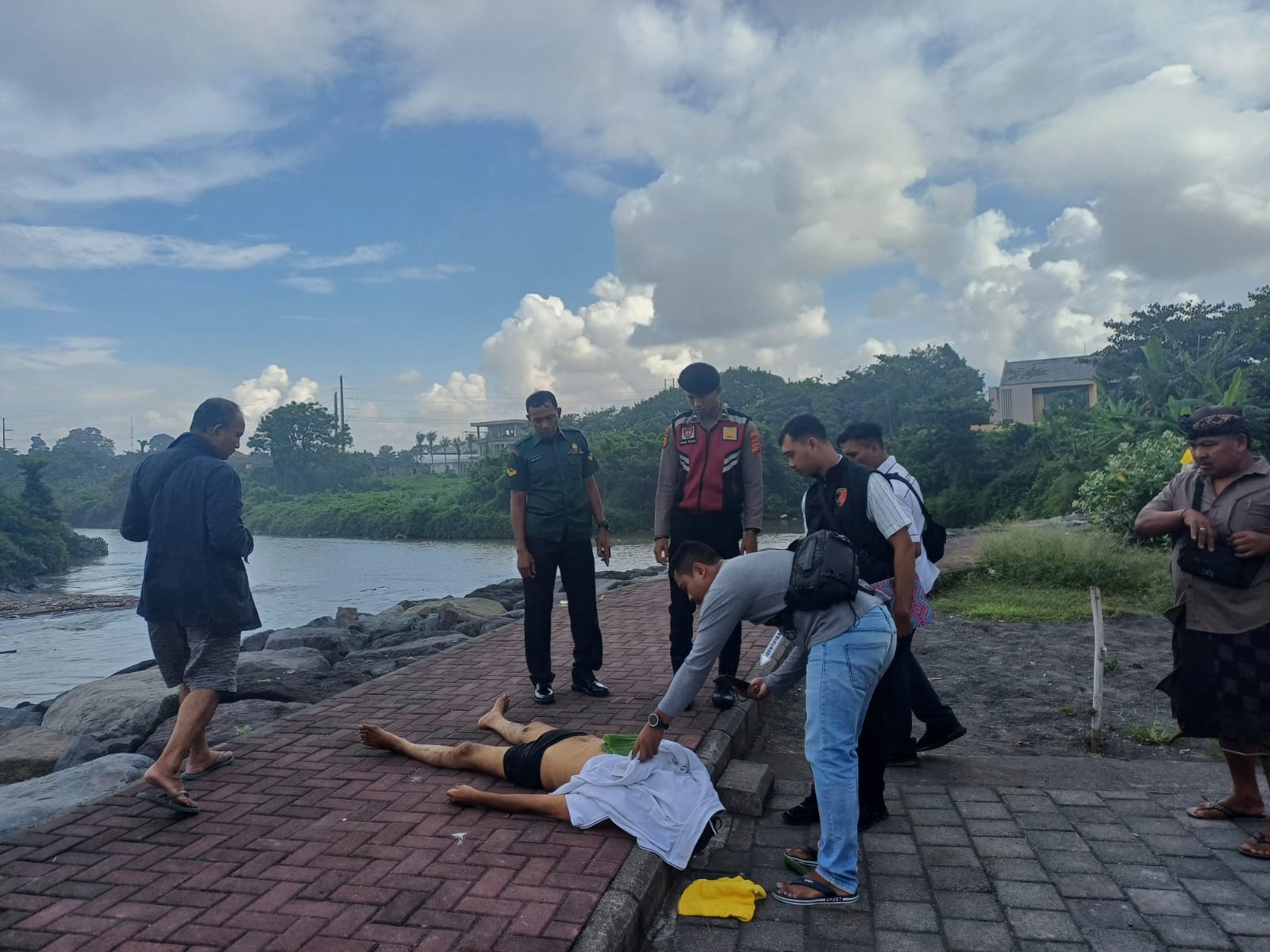 Kakek Meninggal Dunia Saat Selamatkan Cucu yang Hanyut di Loloan Pantai Gumicik, Gianyar