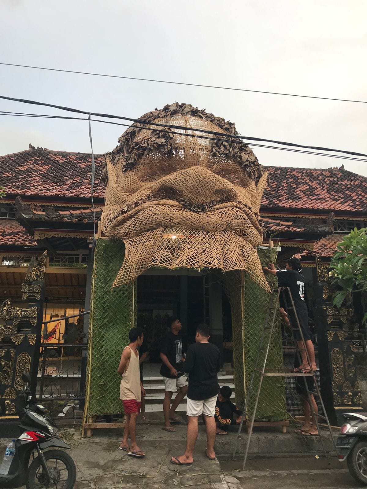 Ketika Pemuda Batununggul Berkisah Lewat Instalasi Seni Menyambut Galungan