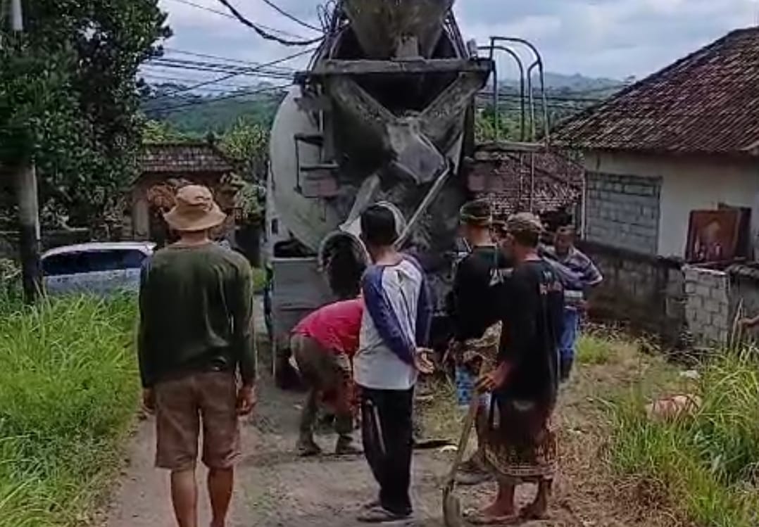 Anggota DPRD Klungkung, Buda Parwata, Turun Tangan Tambal Jalan Berlubang