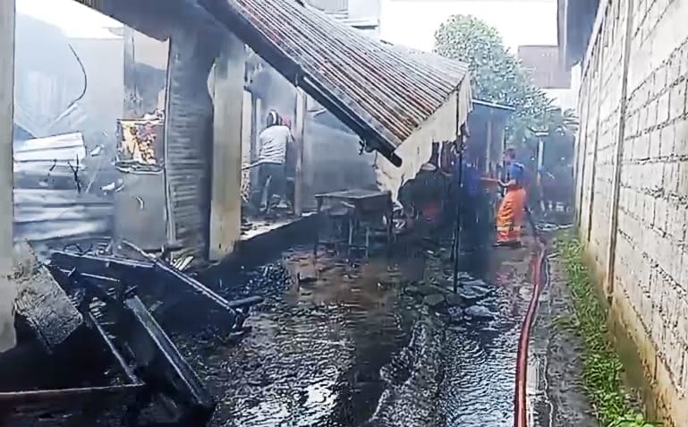 Dapur Rumah Warga Terbakar di Semarapura, Diduga Akibat Anak Bermain Dupa