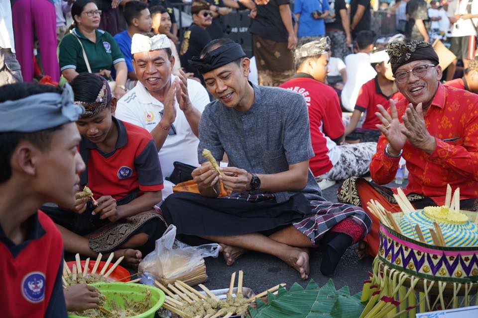 Warisan Kuliner Klungkung Dilestarikan Melalui Parade Ngebek Sate Massal