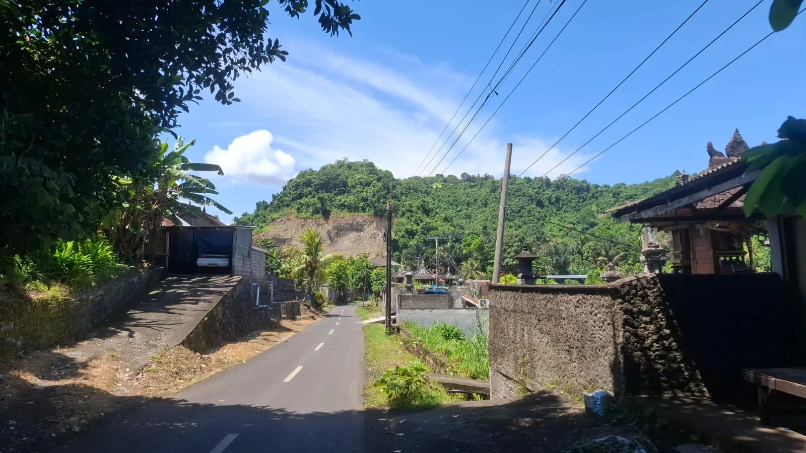 Cerita dari Bukit Gunaksa Klungkung yang Kini Tampak Terkelupas Akibat Pengerukan
