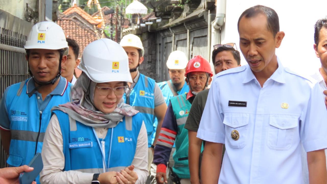 Tiga Warga Klungkung Mendapat Bantuan Listrik Gratis dari PLNLewat Program “Light Up the Dream”