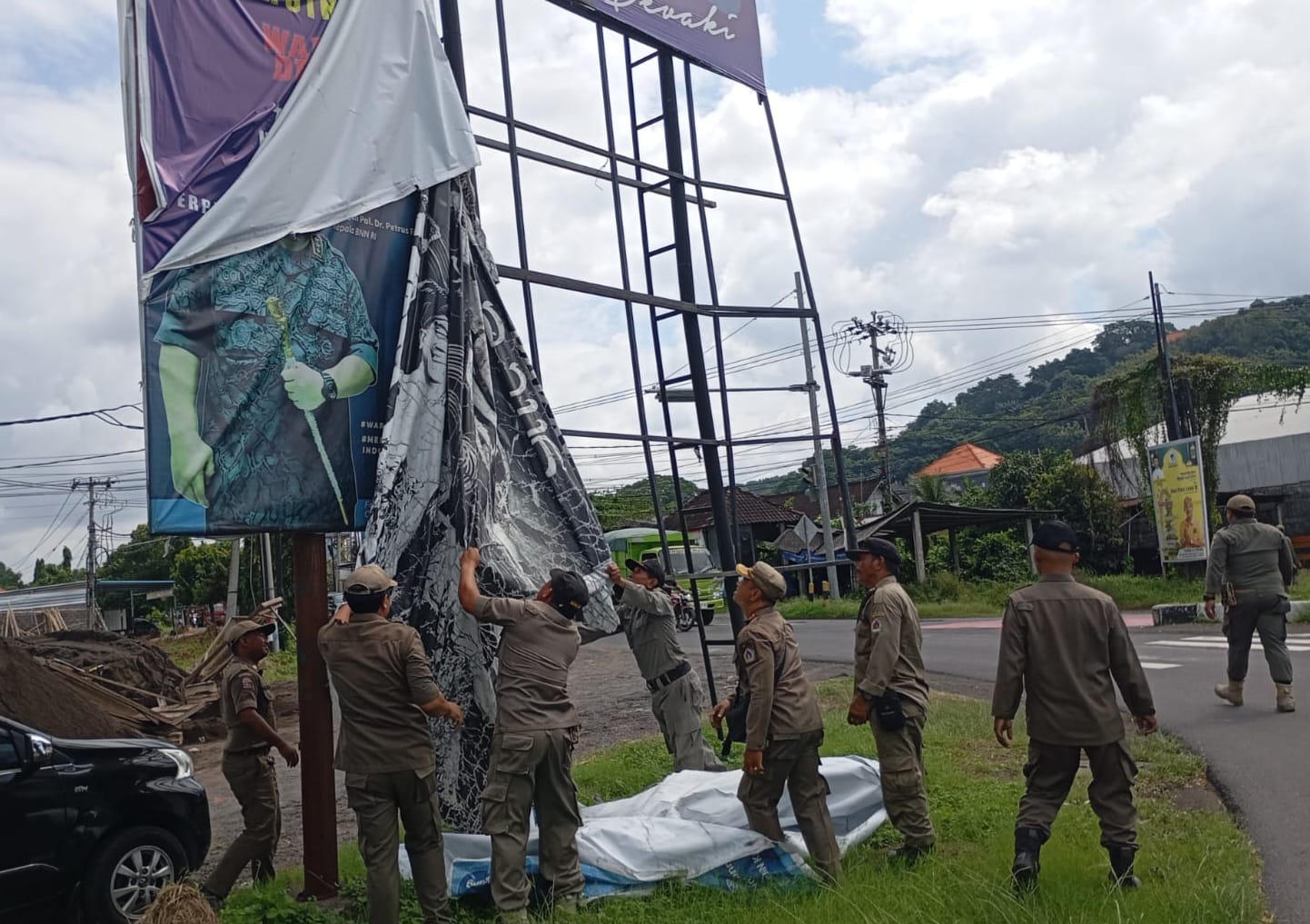 Tertibkan Puluhan Baliho dan Spanduk Kedaluwarsa, Satpol PP Klungkung  Juga Temukan Milik Pemerintah