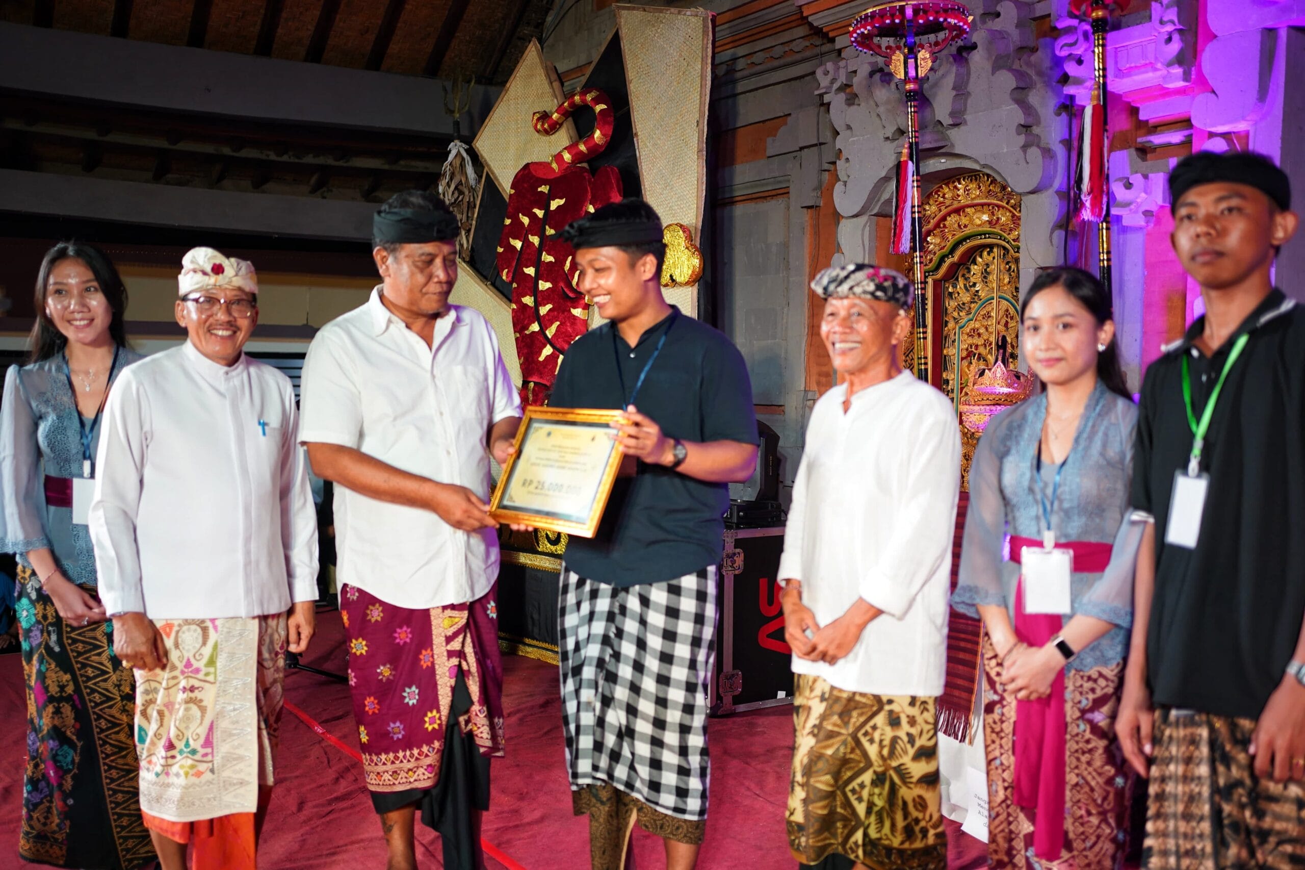 Ketua DPRD Klungkung Anak Agung Gde Anom Serahkan Dana Pembinaan untuk ST Kertha Mandala Kemoning