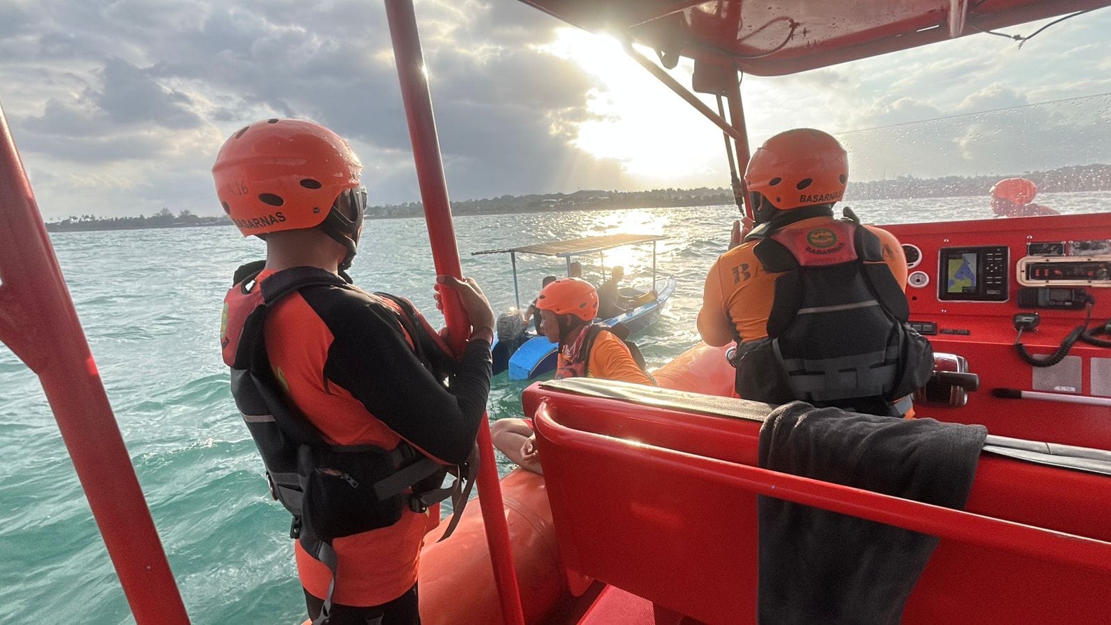 Hendak ke Gili Trawangan dengan Longboat, Mesin Mati 4 Penumpang Dievakuasi di Perairan Masceti