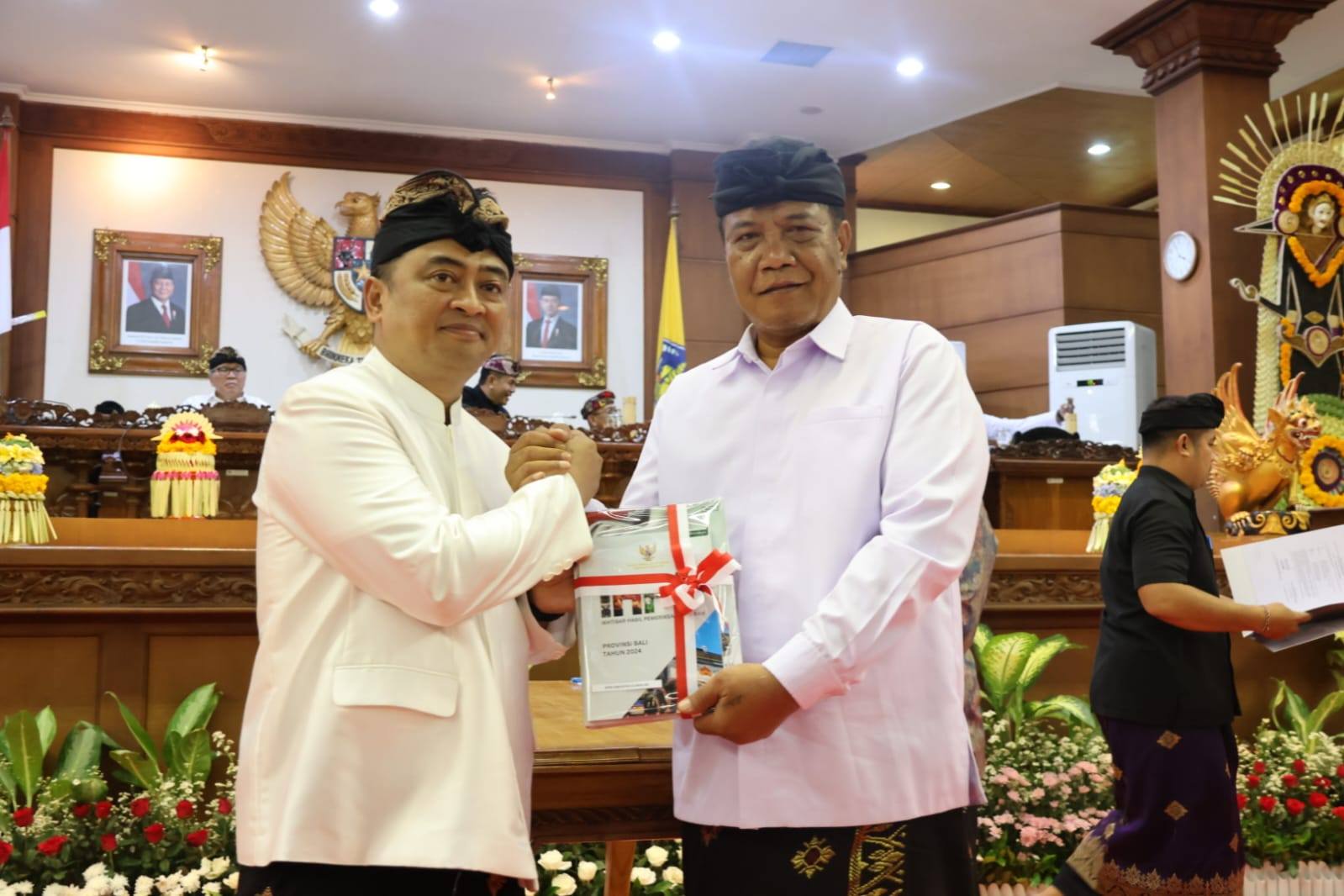 Ketua DPRD Klungkung Hadiri Rapat Paripurna DPRD Bali dan Terima LHP BPK RI TA 2024