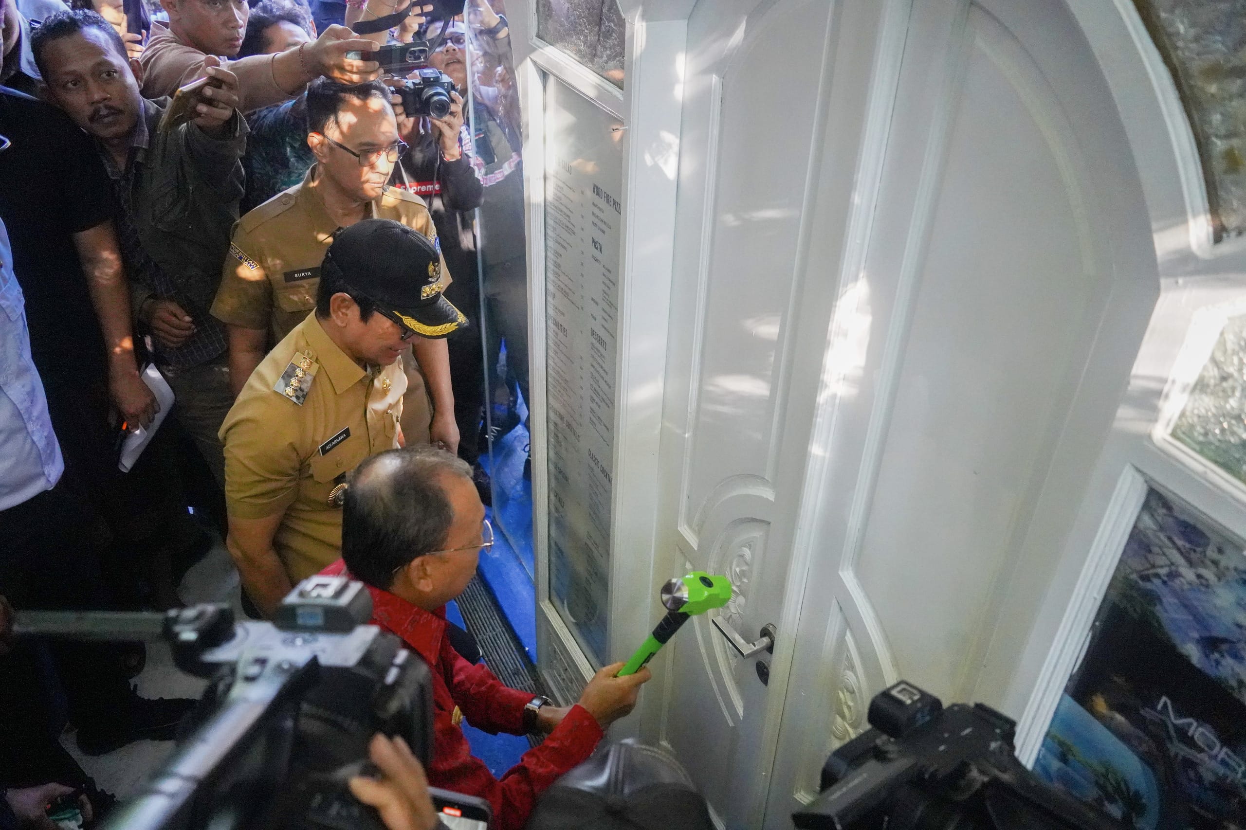 Bupati Badung – Gubernur Koster Kompak Tertibkan 48 Bangunan Liar di Pantai Bingin