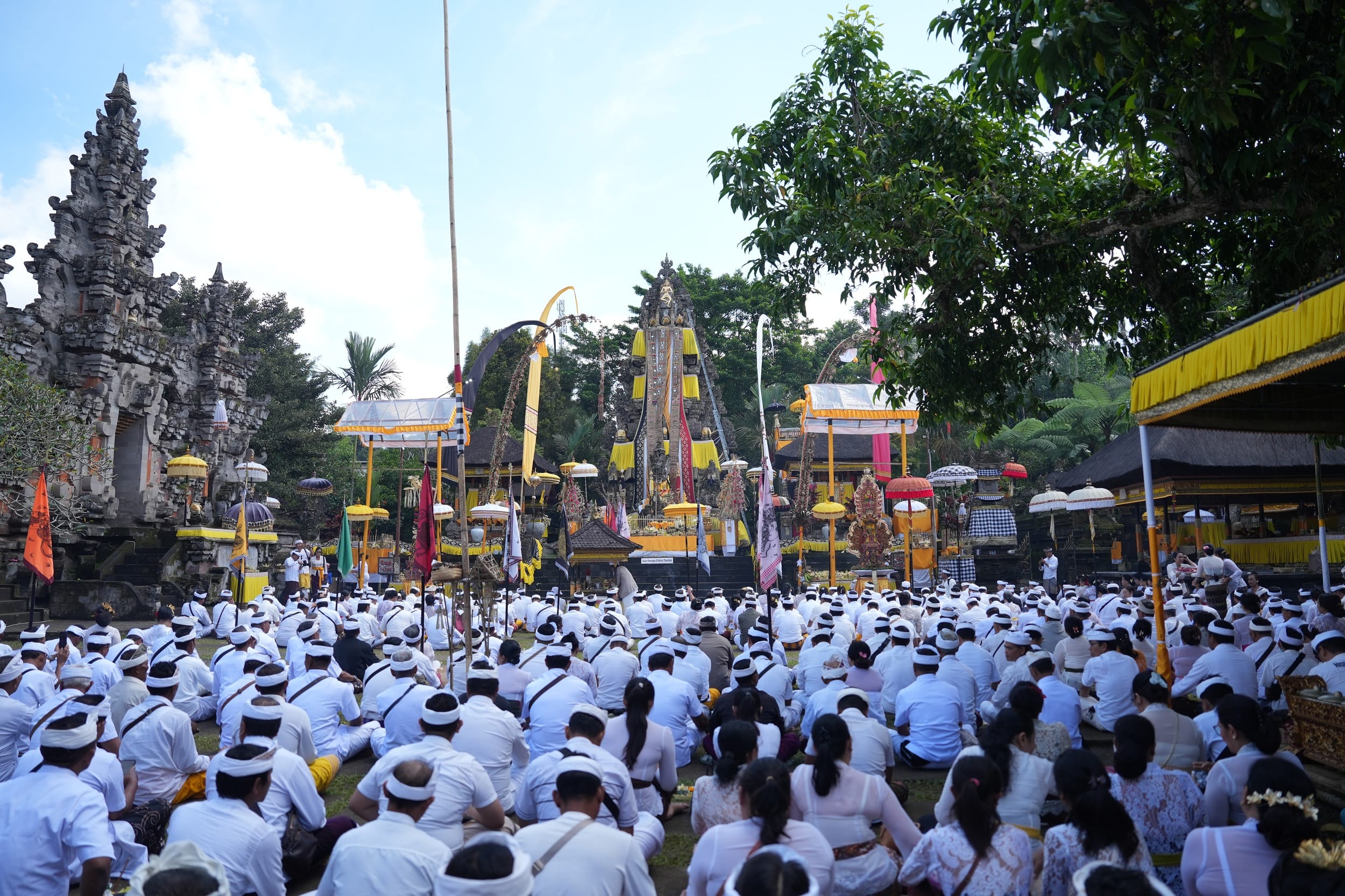 Bhakti Penganyar di Pura Mandhara Giri Semeru Agung, Pemkab Badung Serahkan Punia Rp 100 Juta