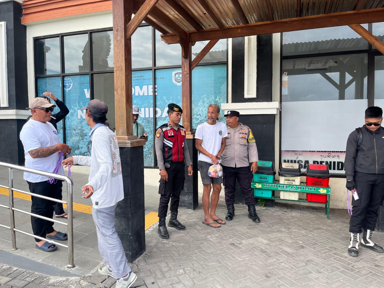 Pria Alami Gangguan Jiwa Dievakuasi Polisi dari Nusa Penida ke RSJ Bangli