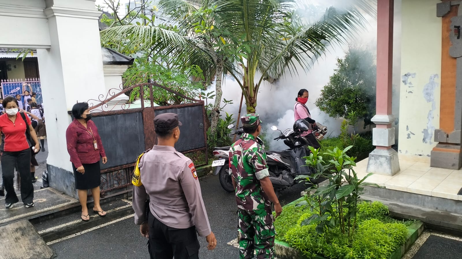 DBD Merebak, Bhabinkamtibmas dan Babinsa Belega Pastikan Cegah Penyebaran Melalui Fogging